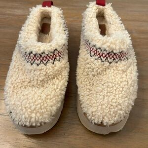 Ugg Tazz sherpa s- 8 Has a little wear on the bottom front and heel.